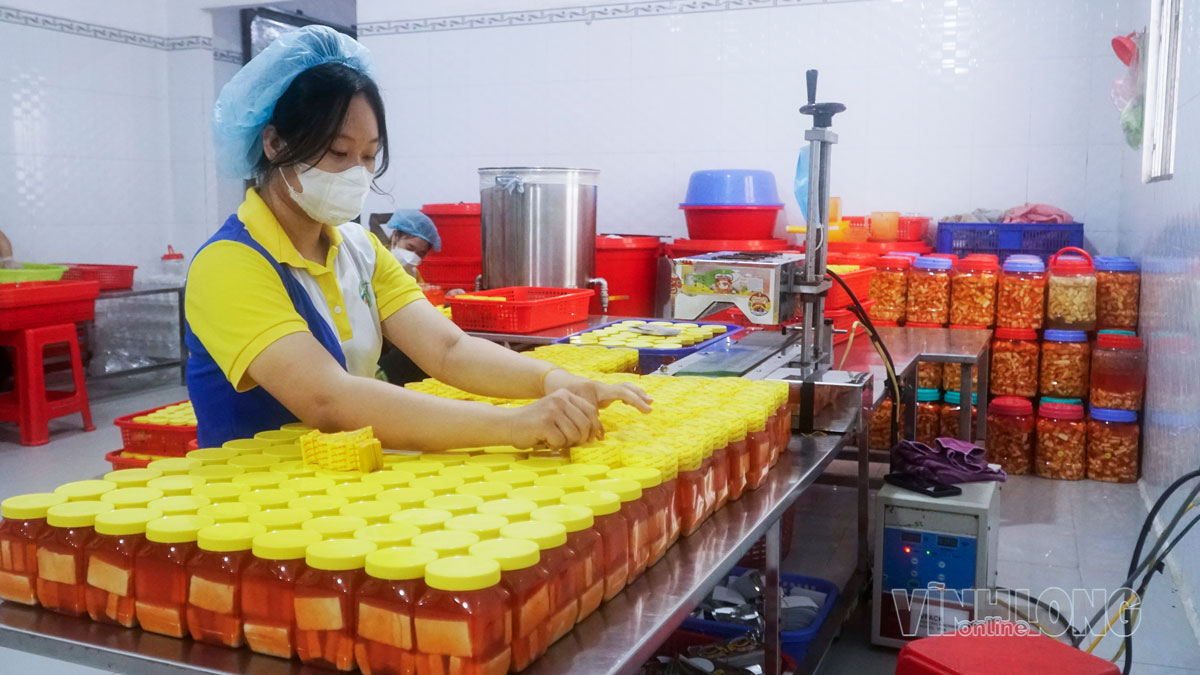 Thị trường rằm tháng 7 sôi động, nhu cầu tiêu thụ tăng, các cơ sở sản xuất thực phẩm chay tăng tốc sản xuất, đáp ứng thị trường. Trong ảnh: Quy trình sản xuất chao tại Công ty TNHH Thuận Duyên Food (xã Song Phú).