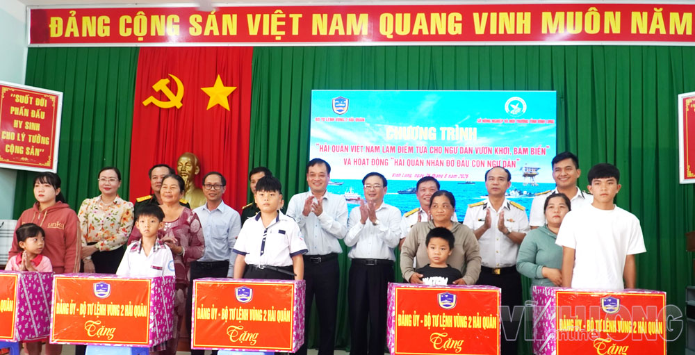 Bộ Tư lệnh Vùng 2 Hải quân trao quyết định và quà cho con ngư dân nhận đỡ đầu.
