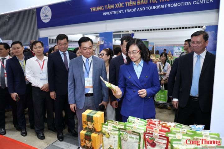 Các đại biểu tham quan các gian hàng tại Triển lãm Kết nối Chuỗi cung ứng hàng hoá quốc tế (Viet Nam International Sourcing Expo 2026)