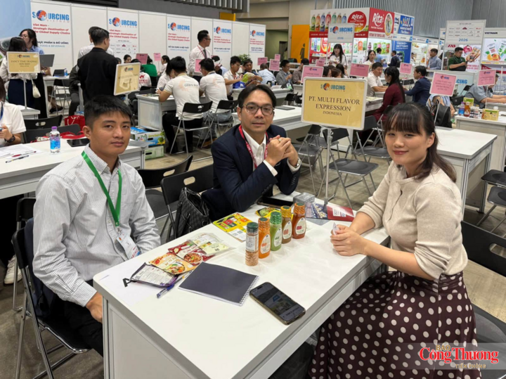 Đại diện DH Foods giới thiệu các sản phẩm đến với nhà thu mua.