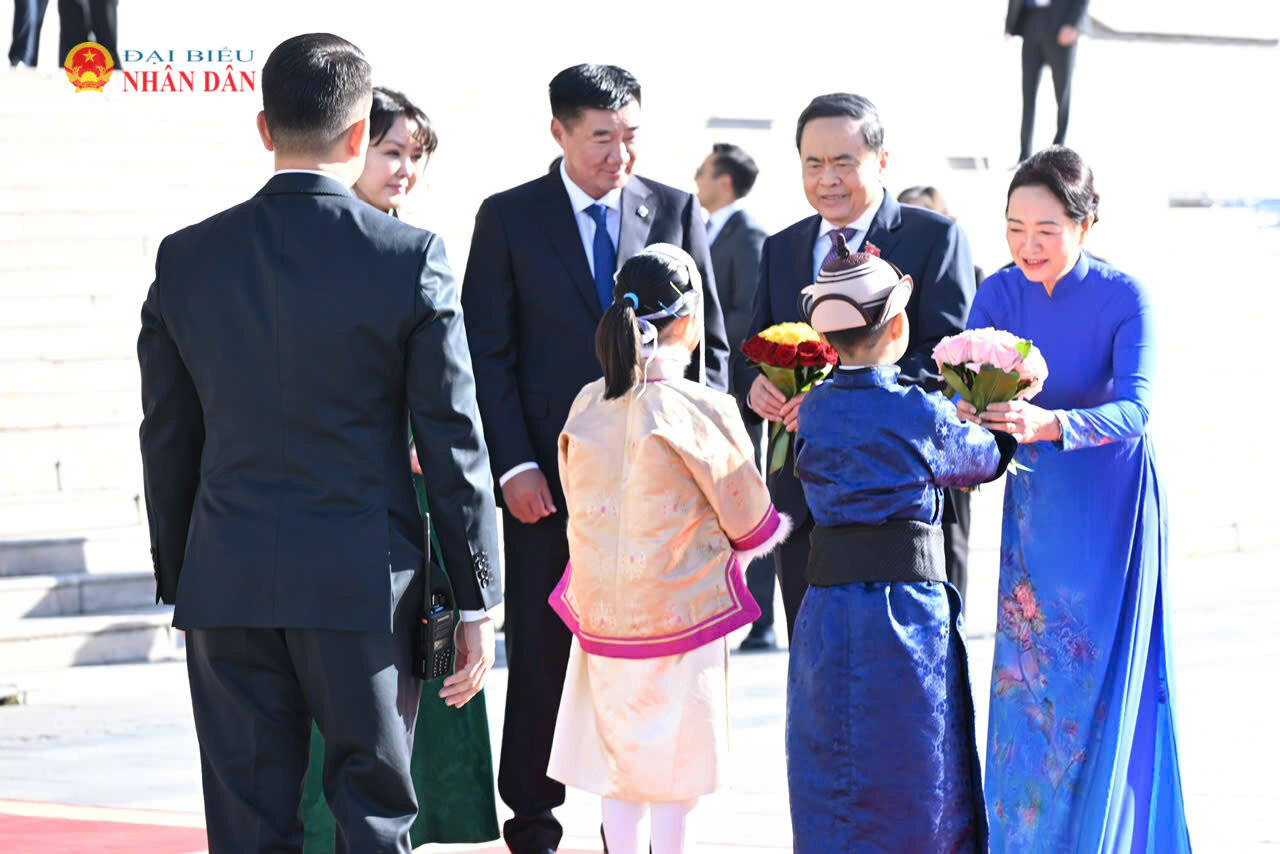 Thiếu nhi Mông Cổ chào đón Chủ tịch Quốc hội Trần Thanh Mẫn và Phu nhân. Ảnh: L. Hiển.