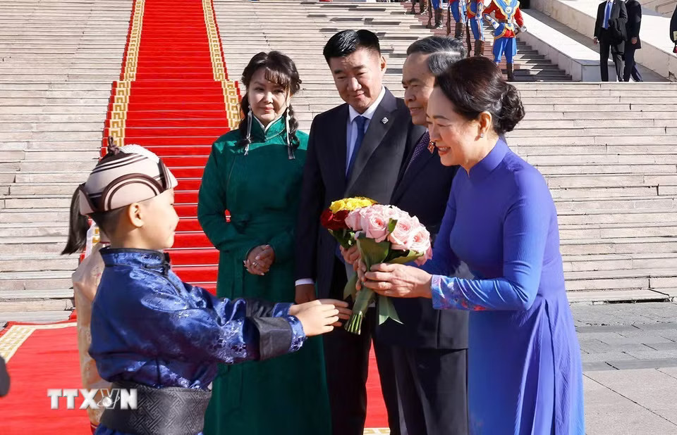 Thiếu nhi Mông Cổ chào đón Chủ tịch Quốc hội Trần Thanh Mẫn và Phu nhân. Ảnh: Doãn Tấn/TTXVN.