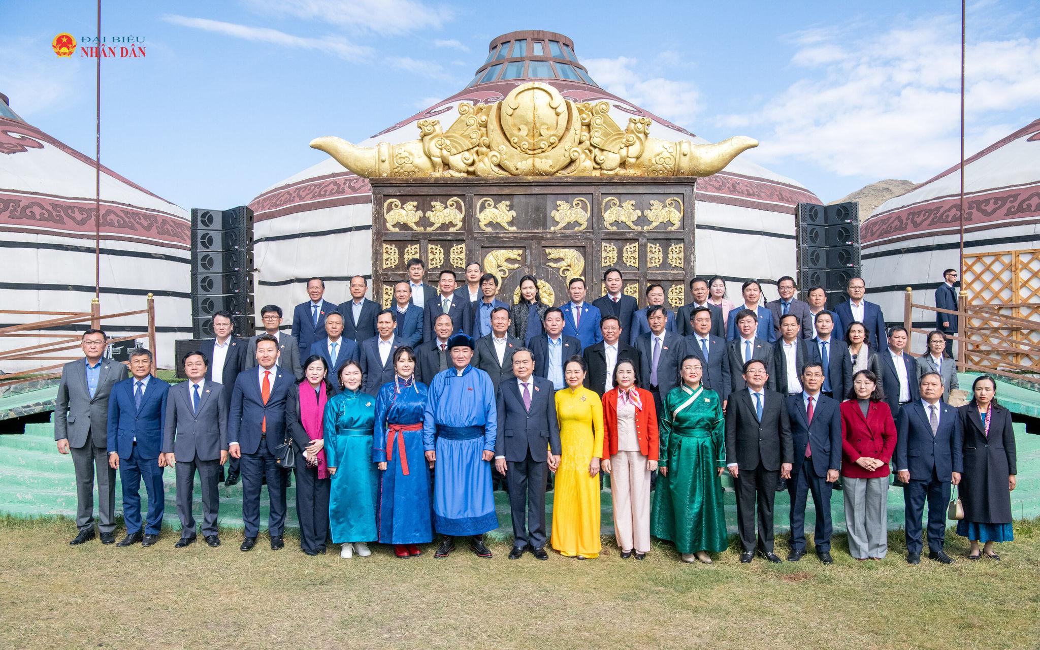 Chủ tịch Quốc hội Trần Thanh Mẫn và Phu nhân và Chủ tịch Quốc hội Mông Cổ Sandag Byambatsogt và Phu nhân với các đại biểu.