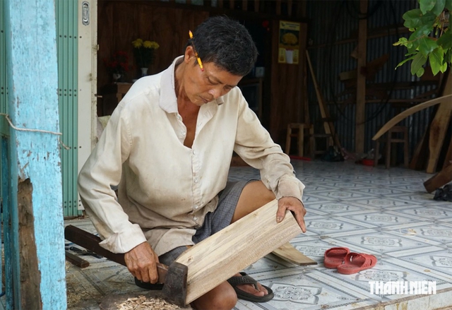 Ông Nguyễn Văn Tám miệt mài làm những chiếc xuồng nhỏ ẢNH: THANH QUÂN
