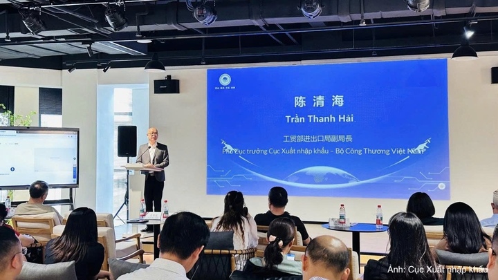 Ông Trần Thanh Hải, Phó Cục trưởng Cục Xuất nhập khẩu có bài phát biểu tại buổi làm việc với các doanh nghiệp tại Chiết Giang.