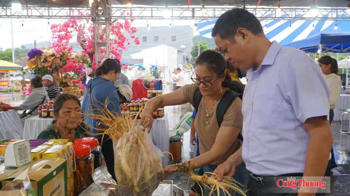 Phiên chợ đồng thời là cơ hội để quảng bá, kết nối giao thương cho các nông đặc sản miền núi Đà Nẵng nói chung, xã Đông Giang nói riêng