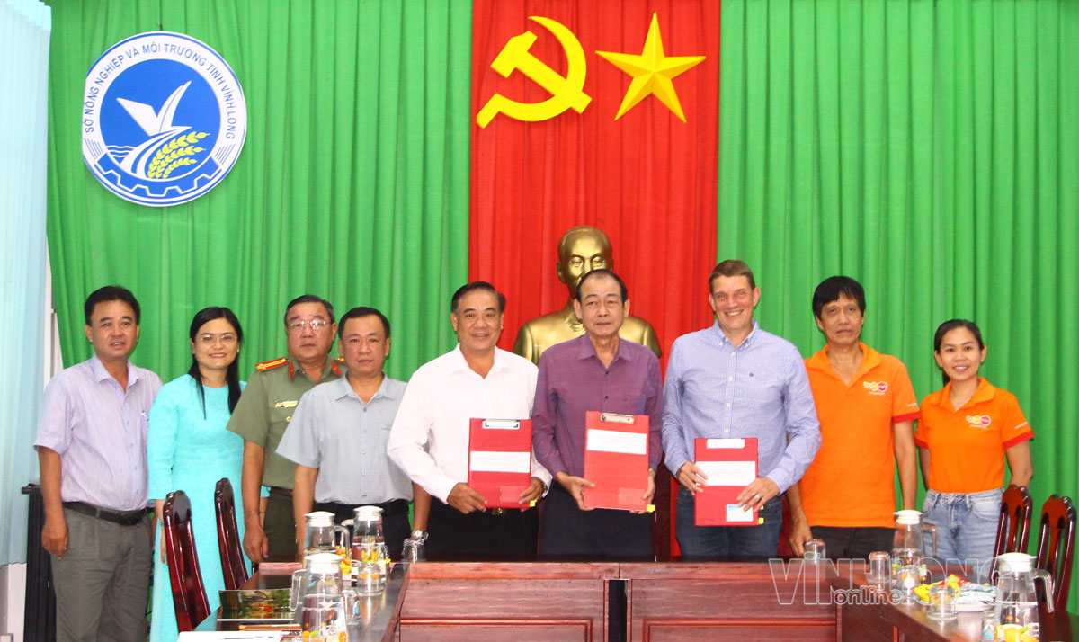 Đại diện Sở Nông nghiệp và Môi trường, Liên minh HTX tỉnh Vĩnh Long và Công ty TNHH MTV The Fruit Republic Cần Thơ ký kết ghi nhớ.