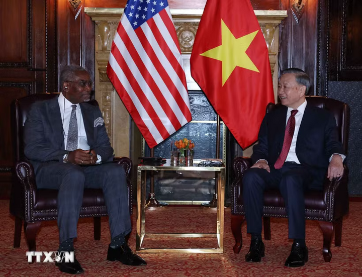 Tổng Bí thư, Chủ tịch nước Tô Lâm tiếp Hạ nghị sỹ Gregory Meeks, thành viên cao cấp Ủy ban Đối ngoại, Ủy ban Dịch vụ tài chính Hạ viện cùng một số Hạ nghị sỹ khác của Hoa Kỳ. Ảnh: Thống Nhất/TTXVN