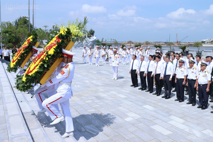 Thủ tướng Lê Minh Hưng và đoàn công tác dâng hoa tại Bến K15 Đồ Sơn - "Km số 0" của Đường Hồ Chí Minh trên biển - Ảnh: chinhphu.vn/Nhật Bắc