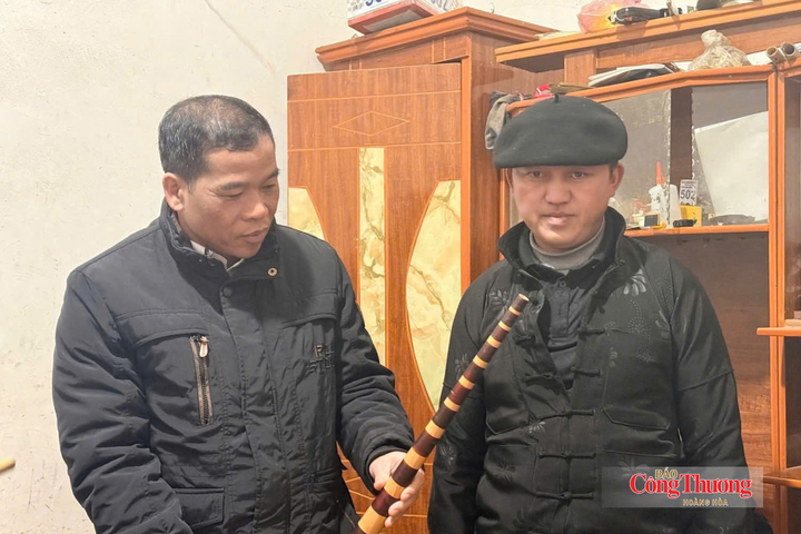 Bí thư xã Lũng Cú Dương Ngọc Đức (trái ảnh) và anh Sùng Mí Nhù chia sẻ về việc ứng dụng công nghệ số, đưa sản phẩm của đồng bào dân tộc lên không gian số.
