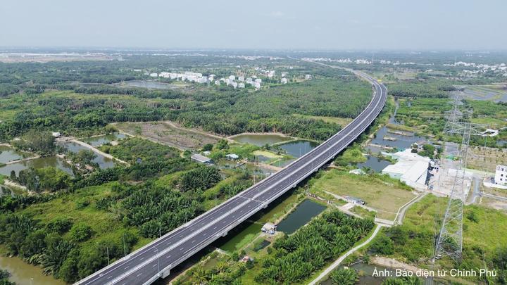Sau hơn 12 năm triển khai, cao tốc Bến Lức - Long Thành dài 57,8 km dự kiến được thông xe toàn tuyến trong đêm 30/9.