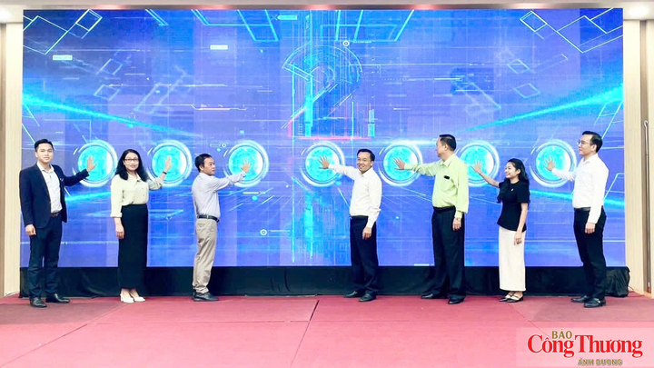 Lãnh đạo Sở Công Thương cùng các đại biểu ấn nút khai mạc chương trình triển lãm.