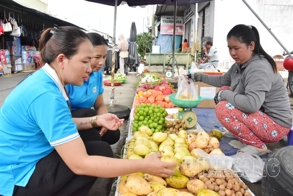Tiểu thương Dương Thị Thảo Sương sử dụng phương tiện đo lường đúng quy định, bảo đảm trong mua bán.    Ảnh: MẪN QUÂN
