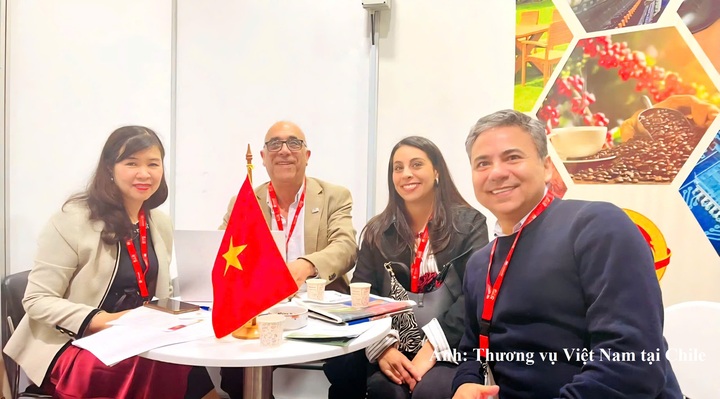Đại sứ Malaysia tại Chile tham quan gian hàng Việt Nam.