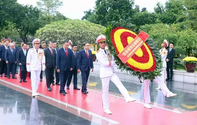 Tổng Bí thư, Chủ tịch nước Tô Lâm dẫn đầu đoàn đại biểu Ban Chấp hành Trung ương Đảng đến đặt vòng hoa tại Đài tưởng niệm các Anh hùng liệt sĩ trên đường Bắc Sơn, Hà Nội. Ảnh: Phạm Kiên/TTXVN.