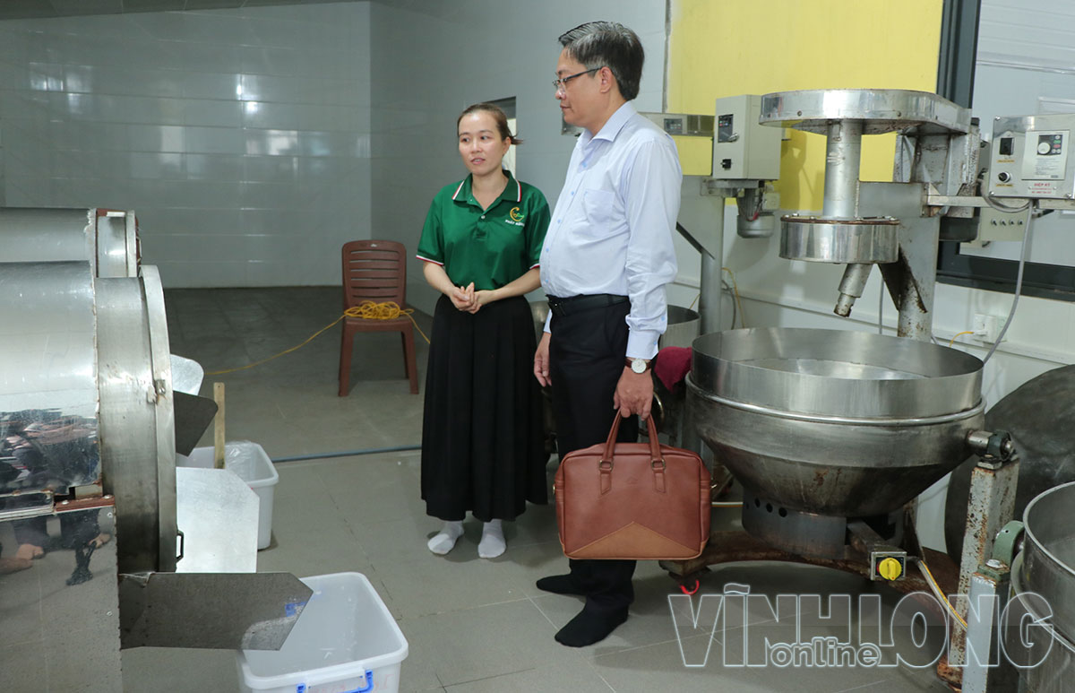 Ông Phạm Phước Trãi - Phó Giám đốc Sở Công thương khảo sát khu vực chế biến kem tại Công ty TNHH Một thành viên Phát Đặng.