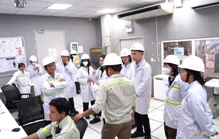 Đoàn tham quan lắng nghe những chia sẻ từ chuyên gia Skretting Vietnam.