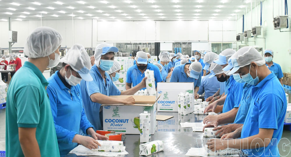 Nước dừa đóng hộp Tetra Pak tại Công ty TNHH Chế biến nông sản Thuận Phong.