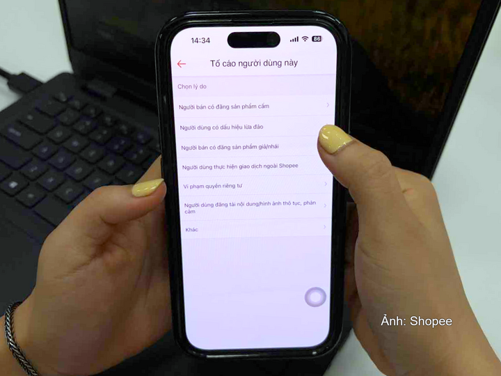 Người dùng trên Shopee có thể tố cáo nhà bán vi phạm ngay trên ứng dụng.