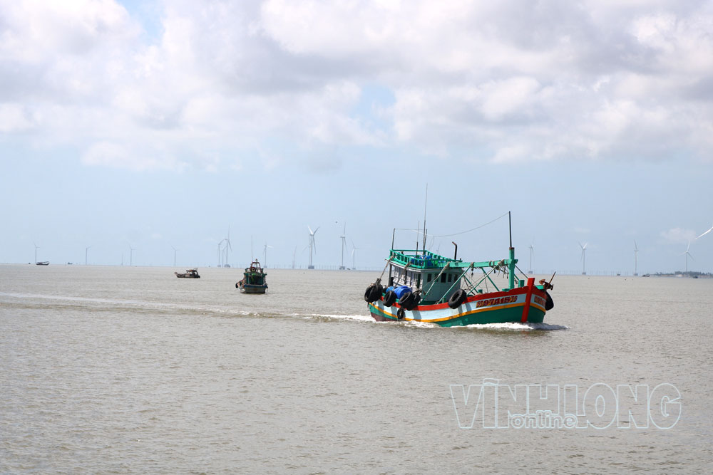 Ngư dân ra khơi tại vùng biển Ba Tri. Ảnh: THẠCH THẢO