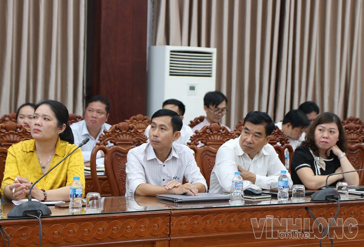 Đại biểu các xã, phường quan tâm tham gia tập huấn.