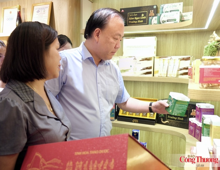 Ông Trần Hữu Linh, Cục trưởng Cục Quản lý và Phát triển thị trường trong nước tham quan các kệ hàng tại chương trình “Sức sống hàng Việt