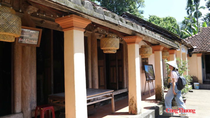 Du khách tham quan ngôi nhà cổ của ông Nguyễn Đình Mẫn (71 tuổi, làng Lộc Yên).