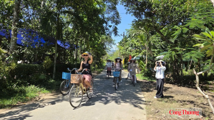 Du khách tham quan làng cổ Lộc Yên.