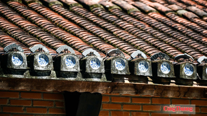 Nét độc đáo của mái ngói âm dương cổ kính với hàng đĩa gốm sứ hoa văn xanh bọc bờ mái, dấu ấn kiến trúc truyền thống riêng biệt tại làng cổ Lộc Yên.