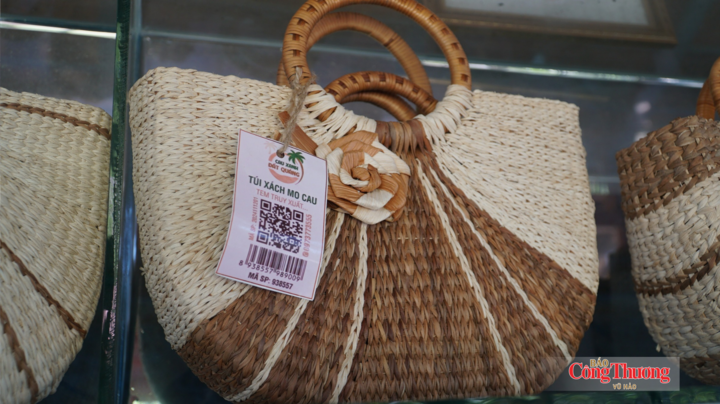 Từ bàn tay khéo léo của người dân xứ Tiên, những chiếc mo cau thô cứng trở thành sản phẩm thủ công tinh xảo, theo chân du khách đến khắp nơi trên thế giới.