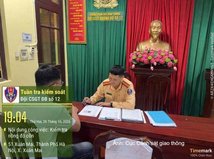 Lực lượng Cảnh sát giao thông làm việc với lái xe vi phạm.