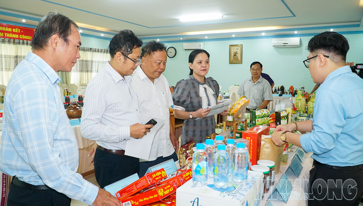 Ban Giám khảo và Tổ chuyên môn gúp việc bình chọn sản phẩm công nghiệp nông thôn tiêu biểu cấp tỉnh năm 2026 chấm điểm, đánh giá các sản phẩm đăng ký tham gia bình chọn.