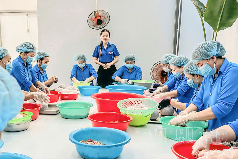 Lê Nguyễn Mỹ Huyền quảng bá quy trình sản xuất pate của cơ sở. Ảnh: NGỌC XOÀN