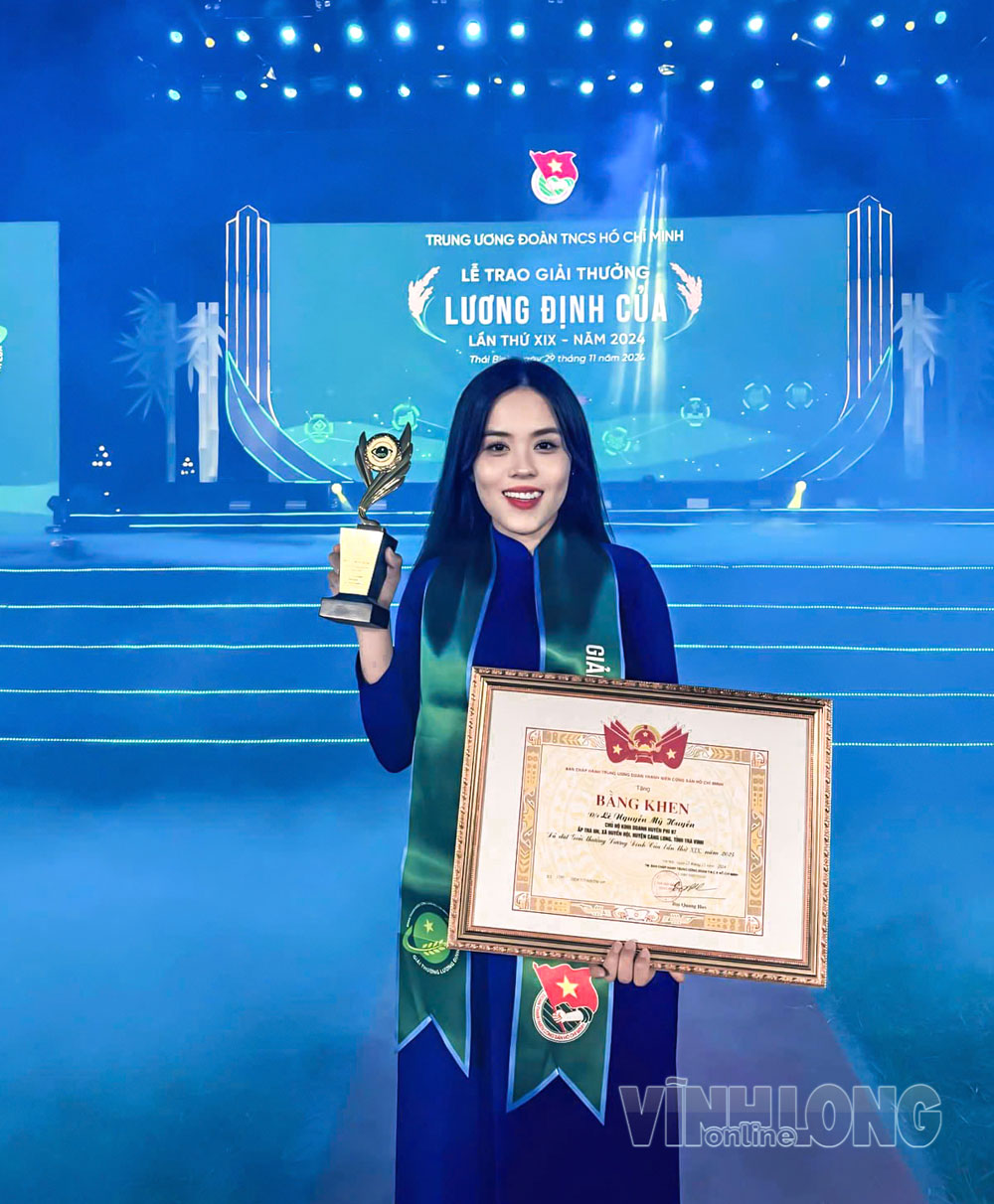 Lê Nguyễn Mỹ Huyền nhận giải thưởng Lương Định Của năm 2024.    Ảnh: NGỌC XOÀN
