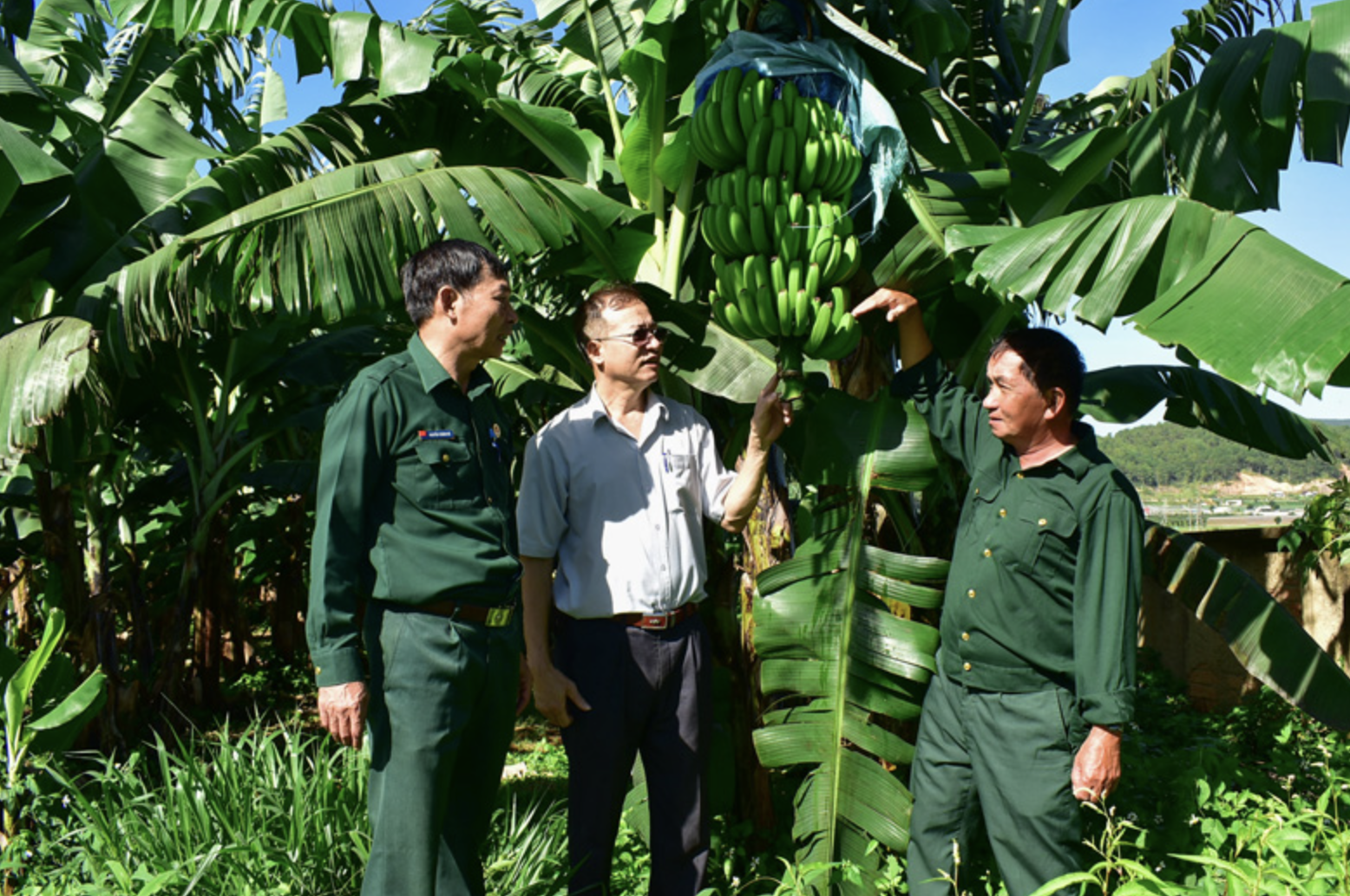 Ông Tổng (bên phải) đã tạo lập được cơ ngơi tiền tỷ