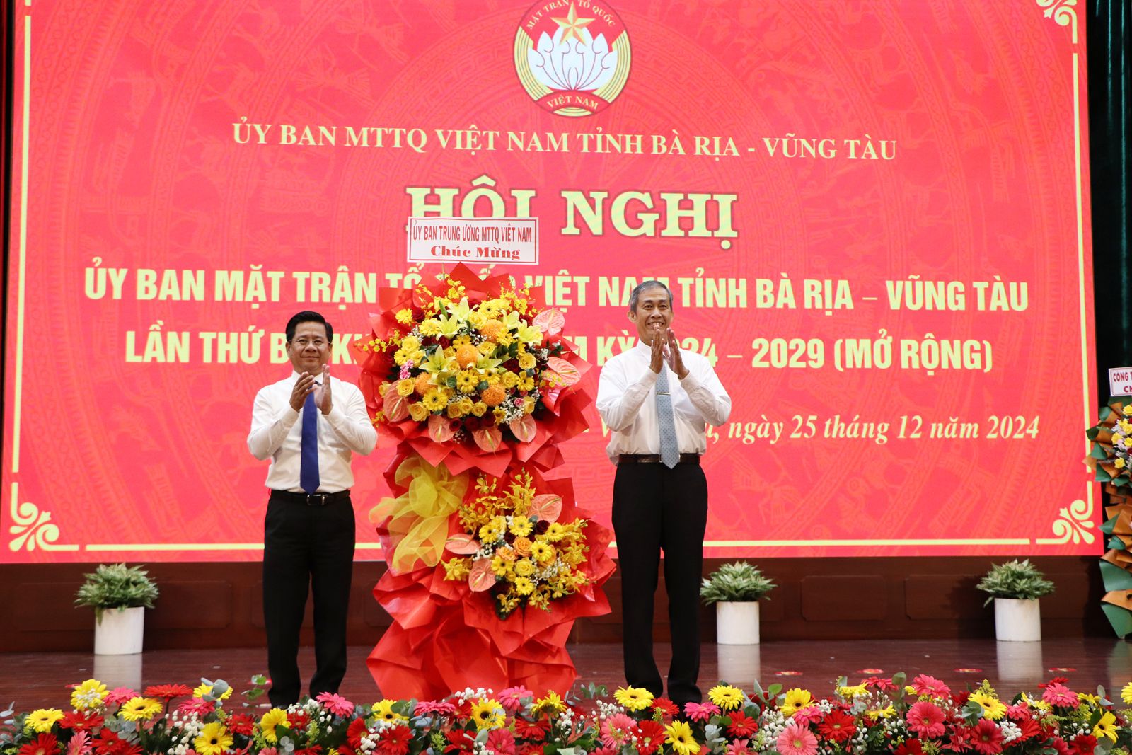Ông Võ Văn Thiện, Ủy viên Ủy ban Trung ương MTTQ Việt Nam, Trưởng Ban Công tác phía Nam Ủy ban Trung ương MTTQ Việt Nam tặng hoa chúc mừng hội nghị.